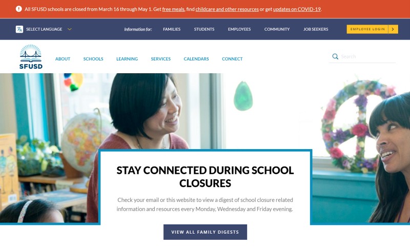 Le site web d'une école affiche un ruban d'alerte et un message sur la page d'accueil concernant la fermeture des écoles en raison du COVID-19.
